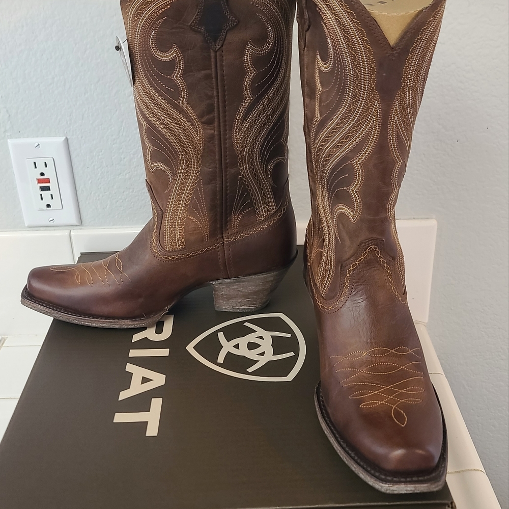 Arait women's Western Boots size 9.5 B